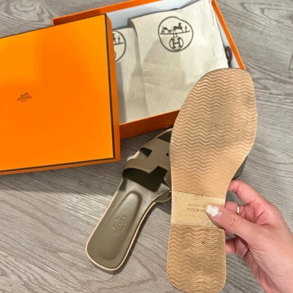 Hermes Oran Sandal in Etoupé size 38.5 (Like New) - Picture 4 of 7